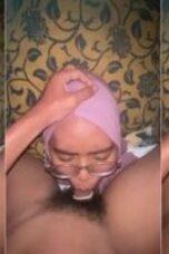 Mencoba-Deep-Throat-dengan-Kondom-Istri-Jilbabku-152x228